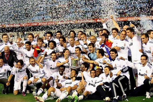 国乒8-2法国！混双+女单+男双全压制，梁靖崑领先被逆转该反思！（国乒8比2击败法国：混双、女单、男双全面占优，梁靖崑领先遭逆转需反思）