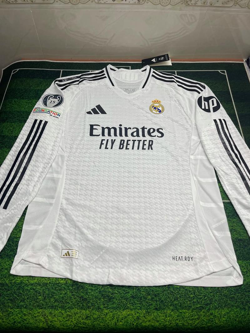 足球转会窗最新消息，欧洲豪门积极引援（转会窗最新动态：欧洲豪门密集引援）