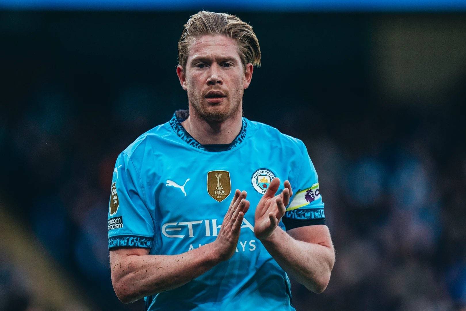 巴萨2026-27赛季复古球衣曝光：黑色主色调，青绿色粉色渐变条纹（巴萨2026／27赛季复古球衣曝光：主打黑色，青绿粉渐变条纹）